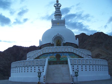 shanti-stupa2